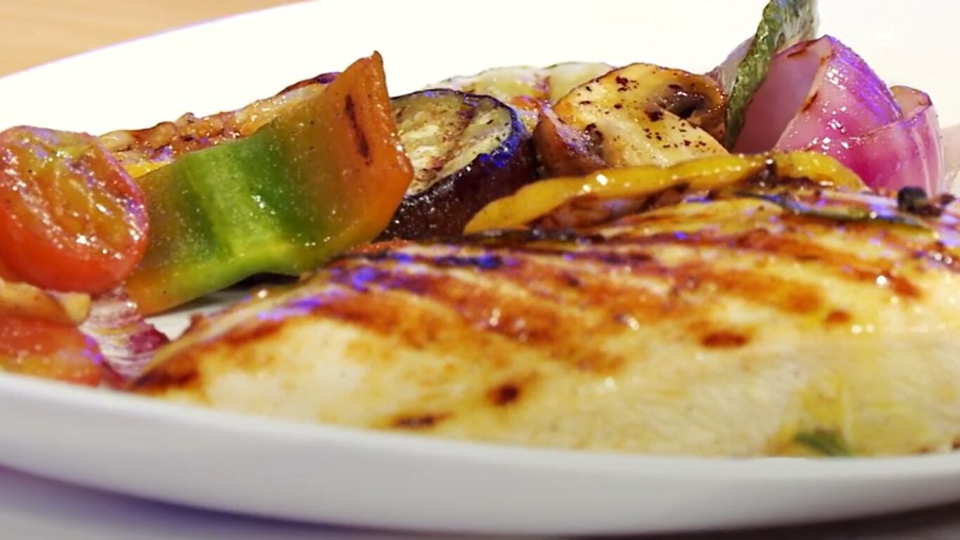 La receta para preparar un pollo rico y saludable con la guarnición perfecta