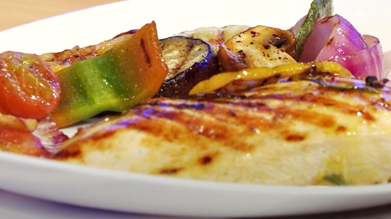 La receta para preparar un pollo rico y saludable con la guarnición perfecta