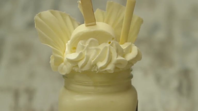 La receta para preparar una irresistible copa helada de coco y chocolate blanco. Foto: Cucinare.TV.