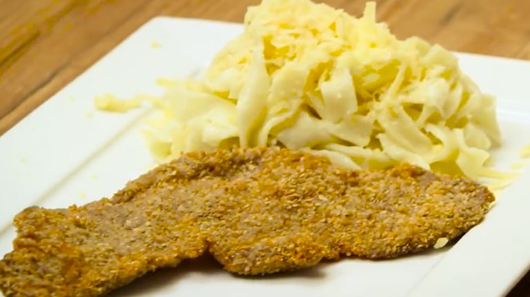 La receta para preparar una milanesa crocante y una pasta casera que se funde con una crema en base a queso. Foto: Cucinare.TV.