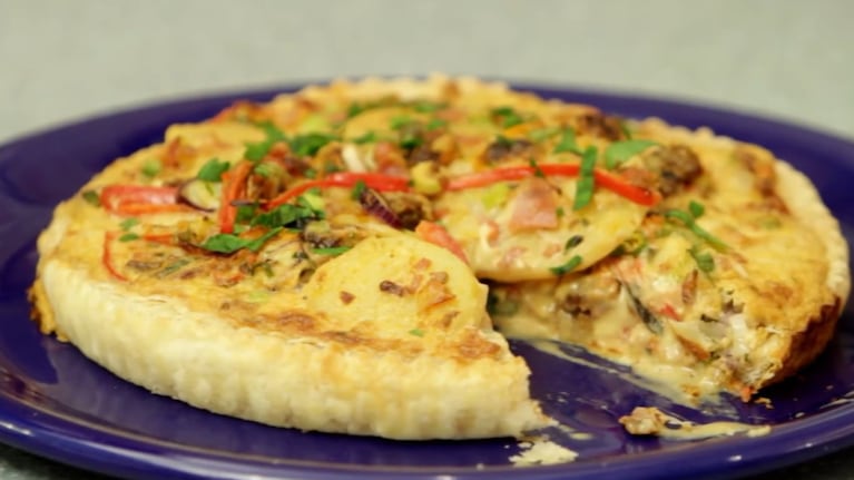 La receta para preparar una tarta francesa con panceta, verduras y masa crocante. Foto: CucinareTV