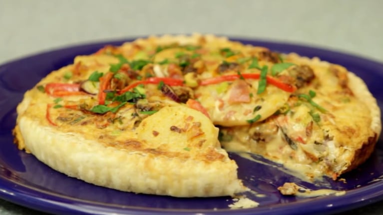 La receta para preparar una tarta francesa con panceta, verduras y masa crocante. Foto: CucinareTV