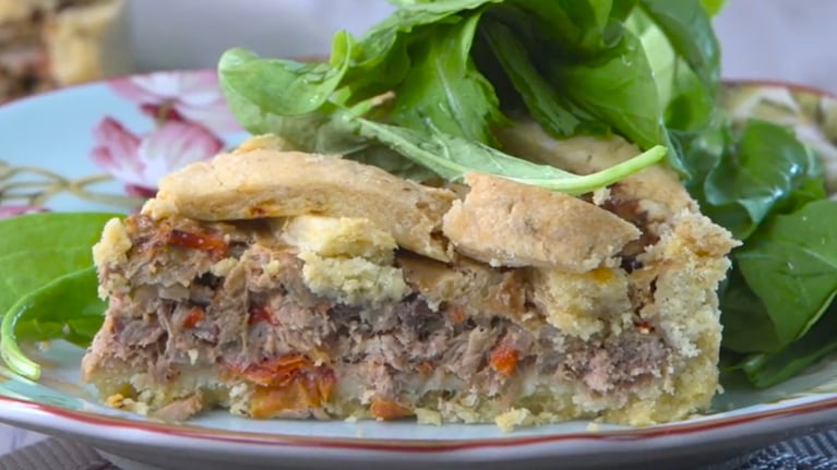 La receta para preparar una tarta italiana de atún con los sabores del mediterráneo