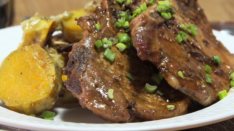La receta para preparar unas costillitas de cerdo maceradas con miel y fernet, acompañadas de batatas.
Foto: CucinareTV