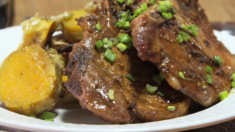 La receta para preparar unas costillitas de cerdo maceradas con miel y fernet, acompañadas de batatas.
Foto: CucinareTV