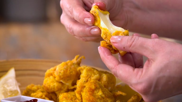 La receta para preparar unos buñuelos que combinan la suavidad del queso fundido con una masa especiada y llena de sabor.
Foto: CucinareTV