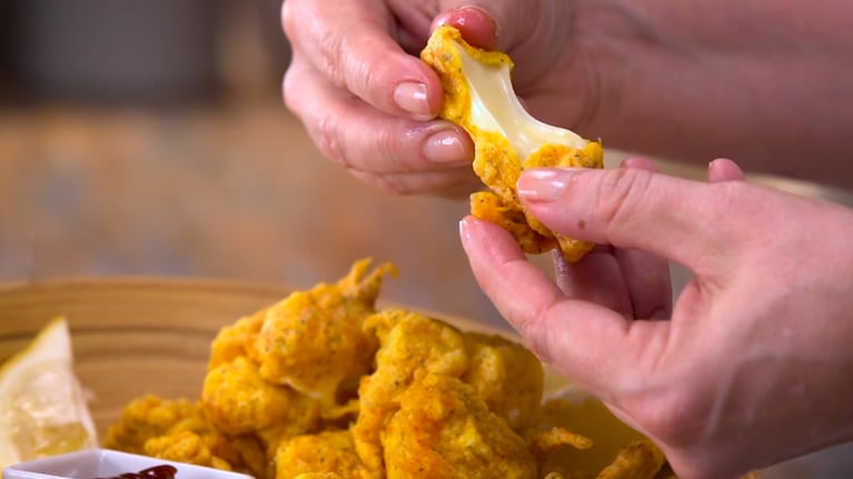 La receta para preparar unos buñuelos que combinan la suavidad del queso fundido con una masa especiada y llena de sabor.
Foto: CucinareTV
