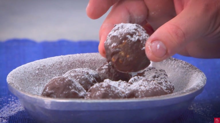 La receta para unas increíbles trufas de galletitas con nuez bañadas en chocolate. Foto: Cucinare.TV.