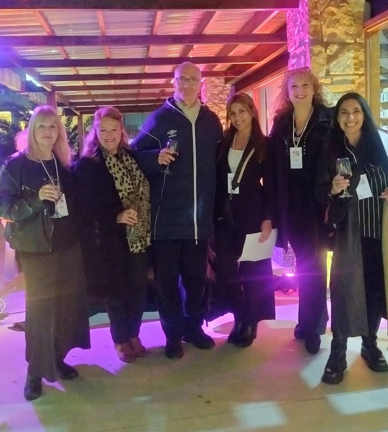 La reconocida periodista de cine en festivales María Nuñez y el periodista moderador uruguayo Sr. Palumbo junto a las ganadoras argentinas.