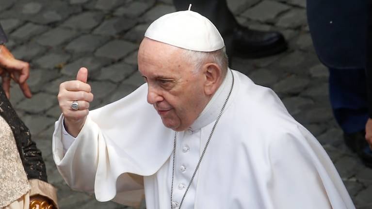 La recuperación del papa Francisco: lee los diarios y camina por el hospital