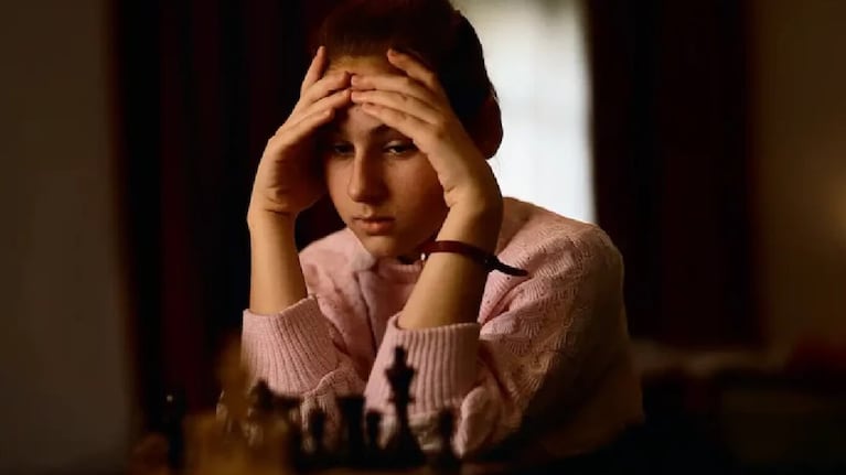 La reina del ajedrez dura 1 hora 33 minutos y está disponible en Netflix.