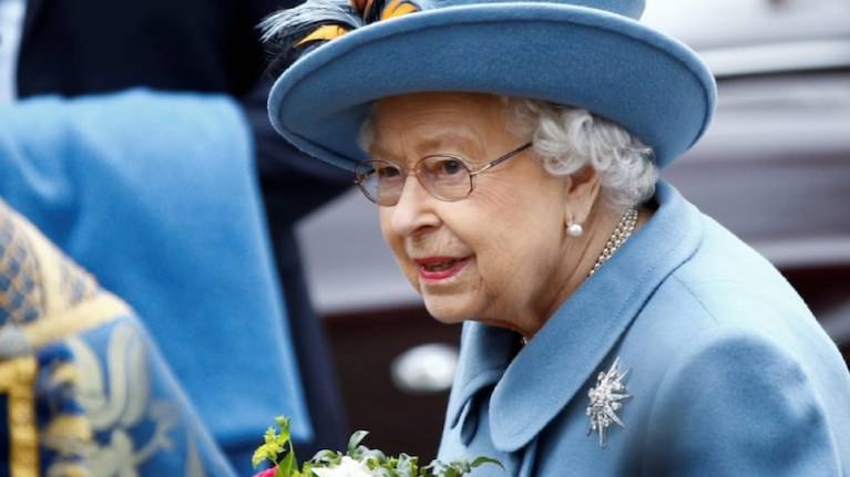 La Reina Isabel II fue a una misa tras superar el Covid y recordó al Príncipe Felipe