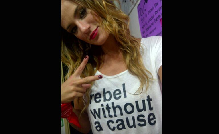 La remera con la que Paula Chaves hizo la función en homenaje a Jazmín de Grazía: "Rebelde sin causa". (Foto: @paulitachaves)