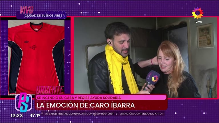 La remera de Diego Maradona firmada que le donaron a Caro Ibarra para que la subaste (Foto: captura de eltrece).