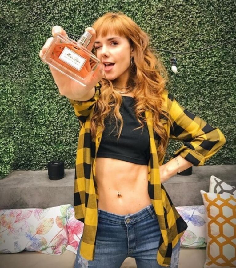 La respuesta de Julieta Nair Calvo tras la foto que generó críticas por su delgadez: "Chicos, ahí no termina mi cintura... es el pliegue de la camisa"