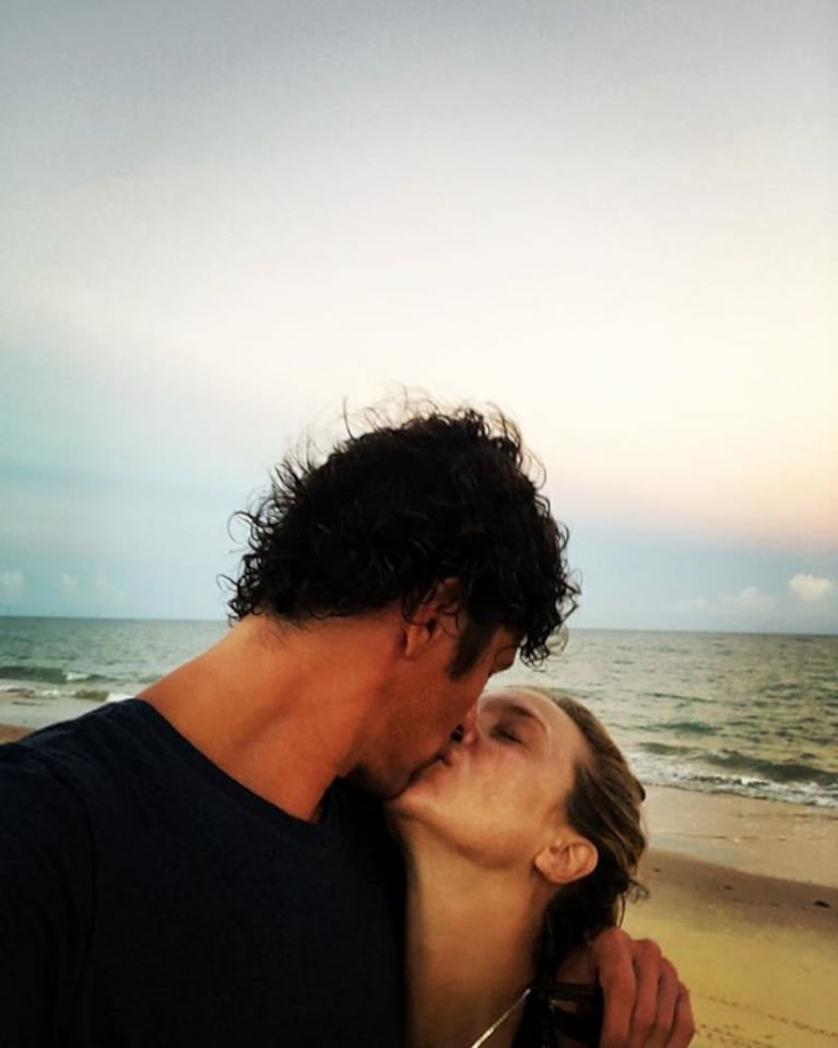 La romántica foto de Carla Peterson, a los besos con Martín Lousteau: "No alcanza con una sola vida"