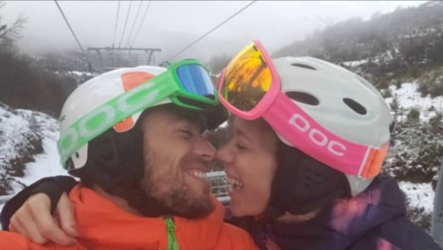 La romántica foto de Nicole Neumann con su novio en sus vacaciones en Bariloche (Foto: Captura de Instagram Stories)