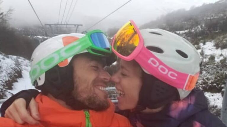 La romántica foto de Nicole Neumann con su novio en sus vacaciones en Bariloche (Foto: Captura de Instagram Stories)