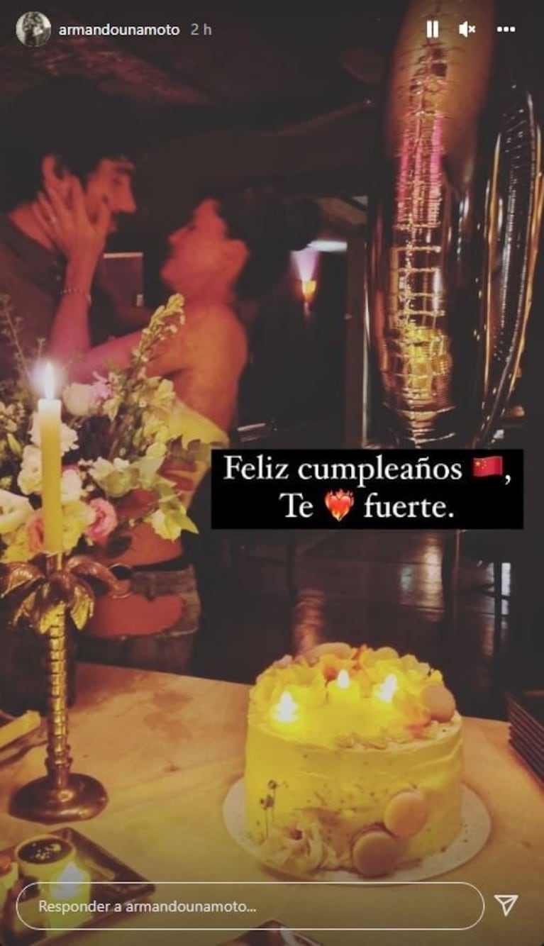 La romántica postal, con dedicatoria incluida, de la China Suárez junto a Armando Mena Navareño en su cumpleaños