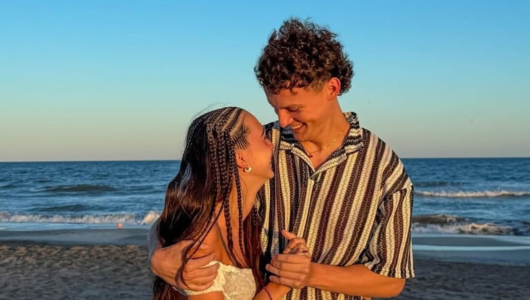 La romántica propuesta que le hizo Fausto Bo a Juli Castro a orillas del mar. Fuente: Imagen subida a Instagram por Juli Castro.