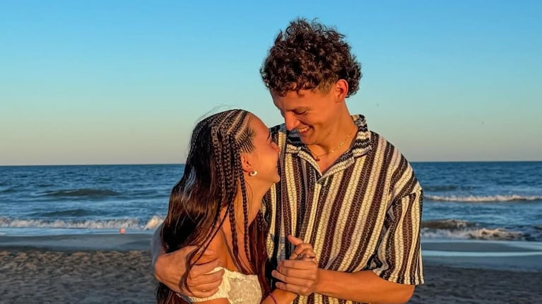 La romántica propuesta que le hizo Fausto Bo a Juli Castro a orillas del mar. Fuente: Imagen subida a Instagram por Juli Castro.