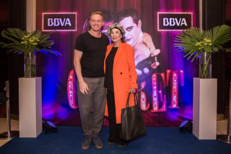 La romántica salida teatral de Eugenia Tobal y su novio, en la función a invitados especiales de Cabaret