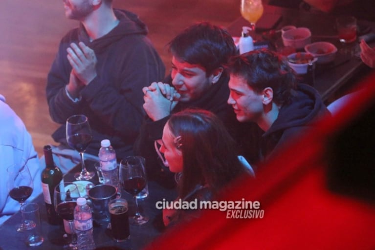 La salida de Ámbar de Benedictis con su novio y amigos: las fotos de la pareja en el teatro