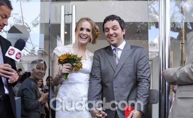 La salida de los esposos. (Foto: Jennifer Rubio)