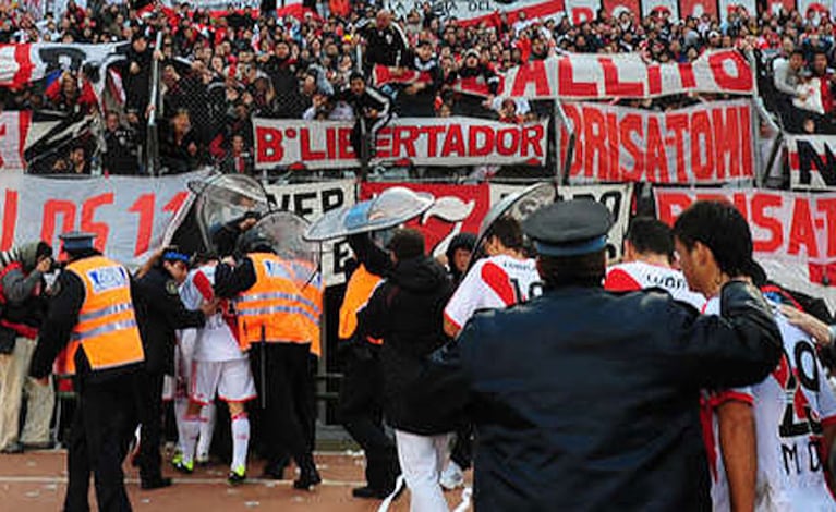 La salida de los jugadores de River, en medio de insultos. (Foto: diario Olé)