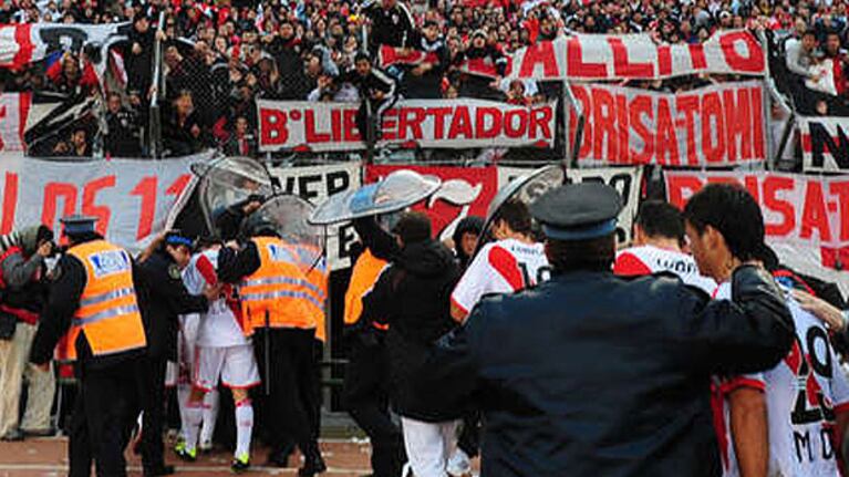 La salida de los jugadores de River, en medio de insultos. (Foto: diario Olé)