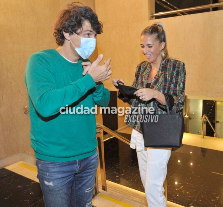 La salida de novios de Soledad Fandiño y Lucas Langelotti al teatro: mimos y complicidad en la noche porteña