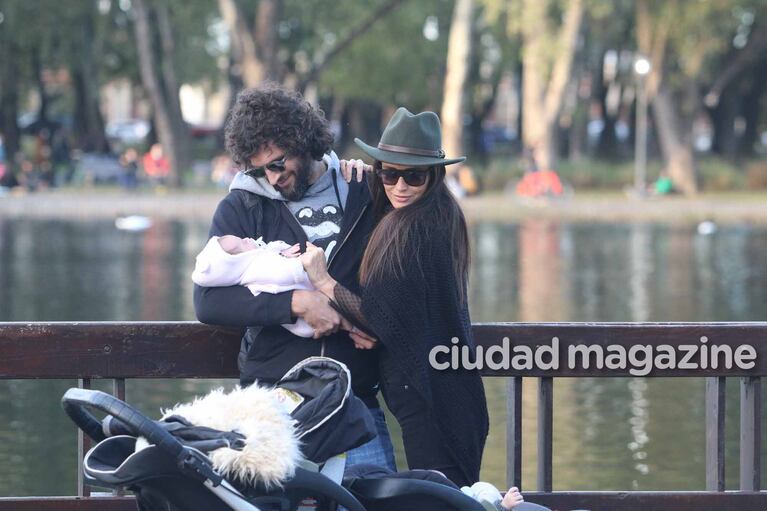 La salida de Paz Cornú y su marido con sus mellizos, India y Román. Foto: Movilpress