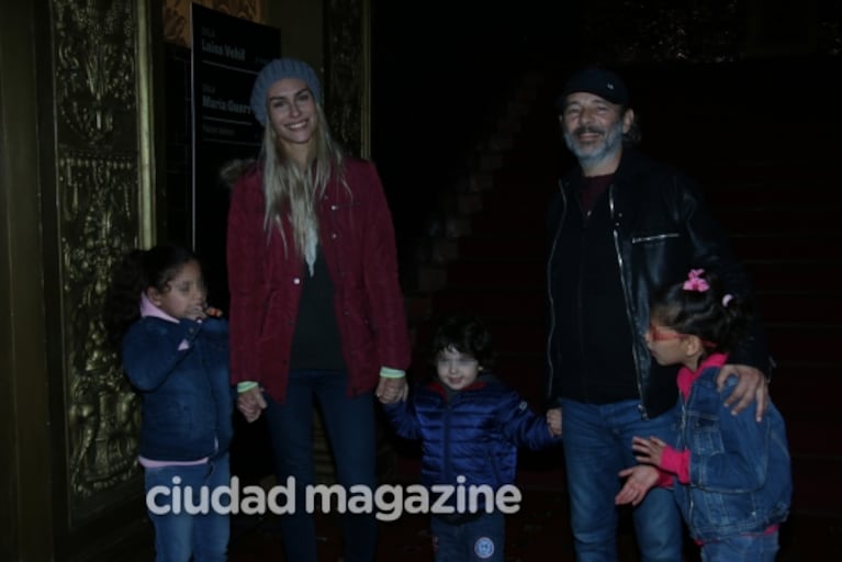 La salida familiar de Fabián Vena y Paula Morales con su hijo y sus hermanas