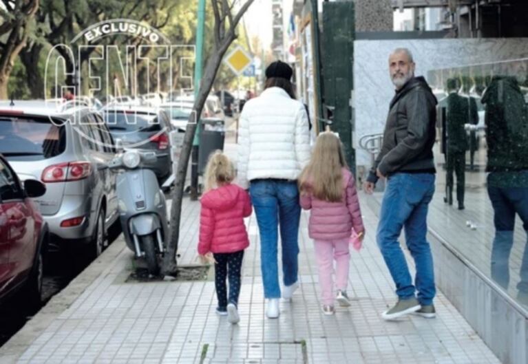 La salida familiar de Jorge Rial con Romina Pereiro y las hijas de su pareja