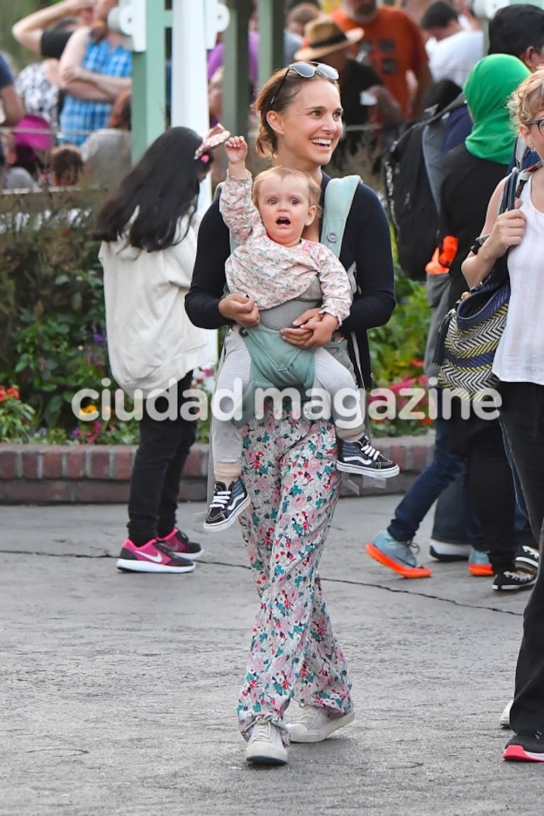 La salida familiar de Natalie Portman con su marido y sus hijos en Disneyland