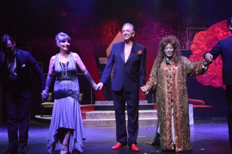 La salida teatral de Fede Bal y su novia, Bianca Iovenitti: aplaudieron de pie de Pepito Cibrián