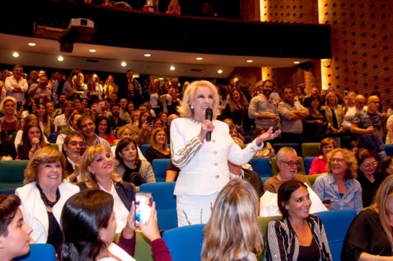 La salida teatral de Mirtha: espectadora de lujo en La Verdad, en el Paseo La Plaza