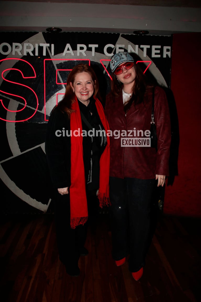 La salide Andrea del Boca y su hija a ver la obra de Muscari (Foto: Movilpress)