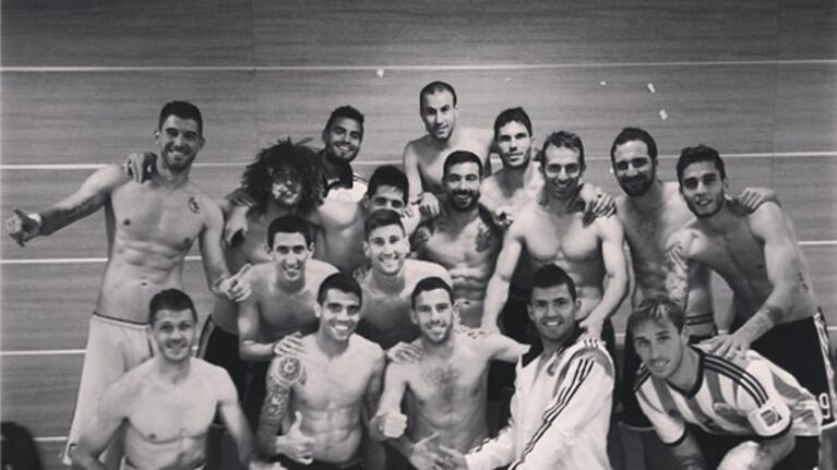 La Selección Argentina festeja el gran triunfo. (Foto: Twitter)