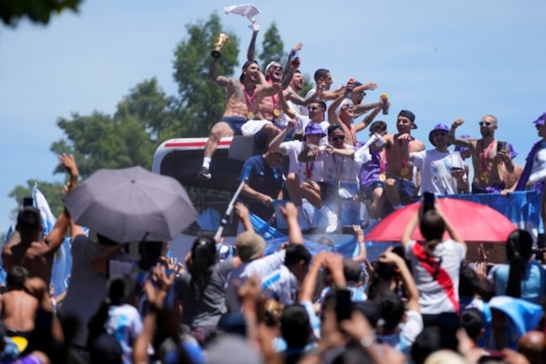 La Selección se tuvo que subir a un helicóptero: más de 5 millones recibieron a los campeones del mundo