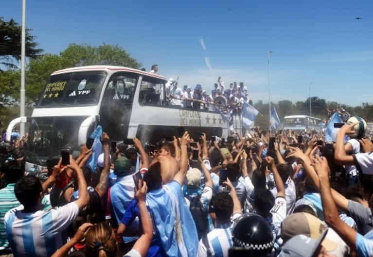La Selección se tuvo que subir a un helicóptero: más de 5 millones recibieron a los campeones del mundo