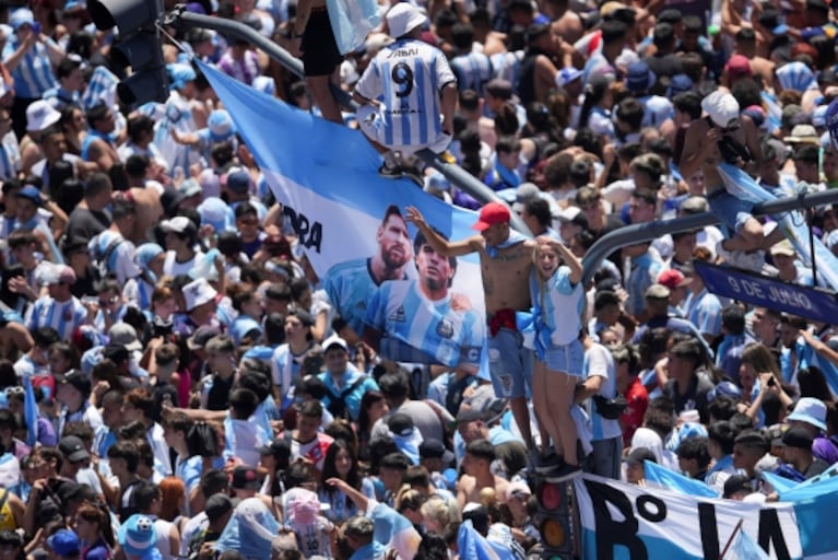 La Selección se tuvo que subir a un helicóptero: más de 5 millones recibieron a los campeones del mundo