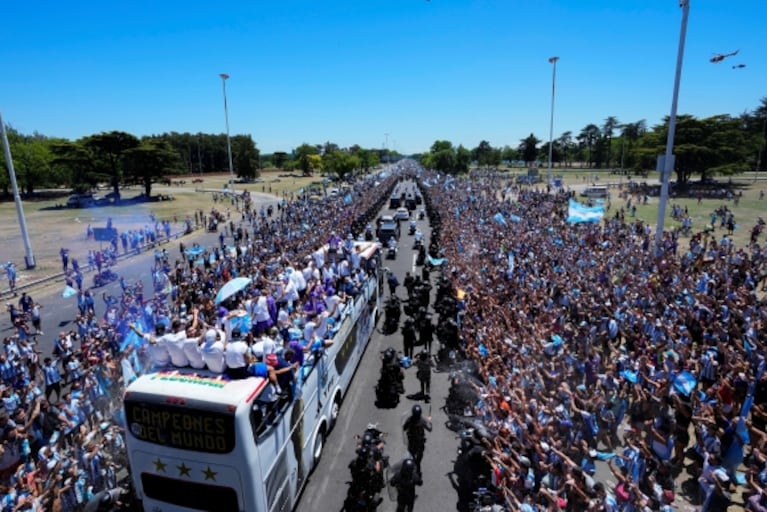 La Selección se tuvo que subir a un helicóptero: más de 5 millones recibieron a los campeones del mundo