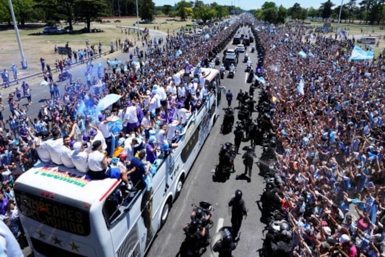 La Selección se tuvo que subir a un helicóptero: más de 5 millones recibieron a los campeones del mundo