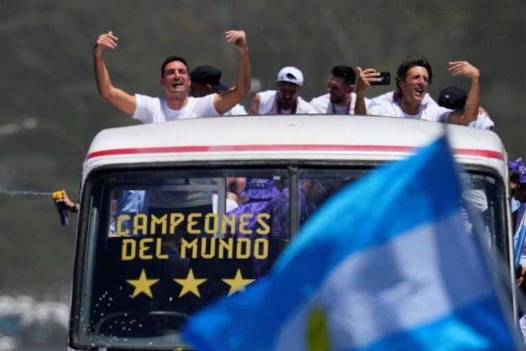 La Selección se tuvo que subir a un helicóptero: más de 5 millones recibieron a los campeones del mundo