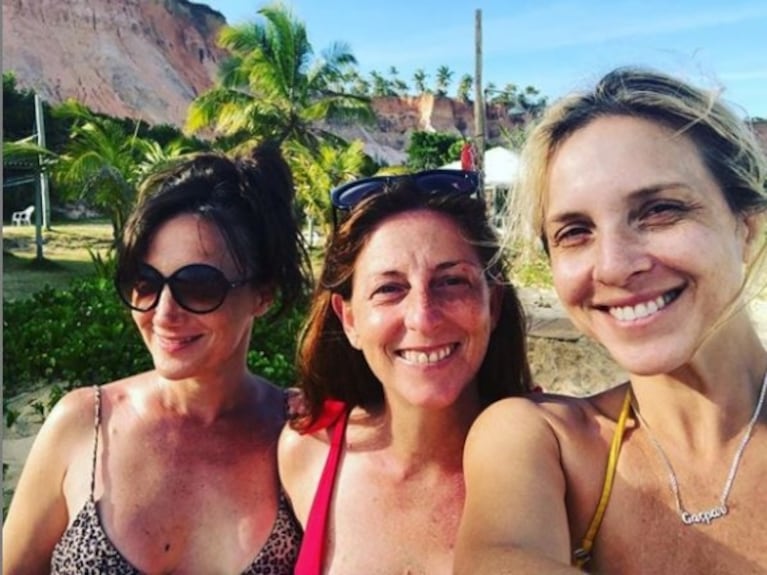 La selfie al natural de Carla Peterson, en sus vacaciones playeras: "Así, solo las líneas que el tiempo deja"