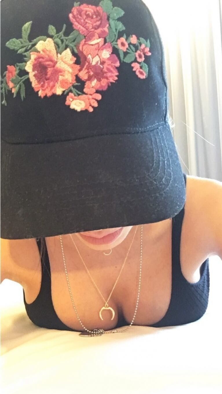 La selfie súper ratonera de Lali Espósito desde la cama... ¡con una remera muy escotada!