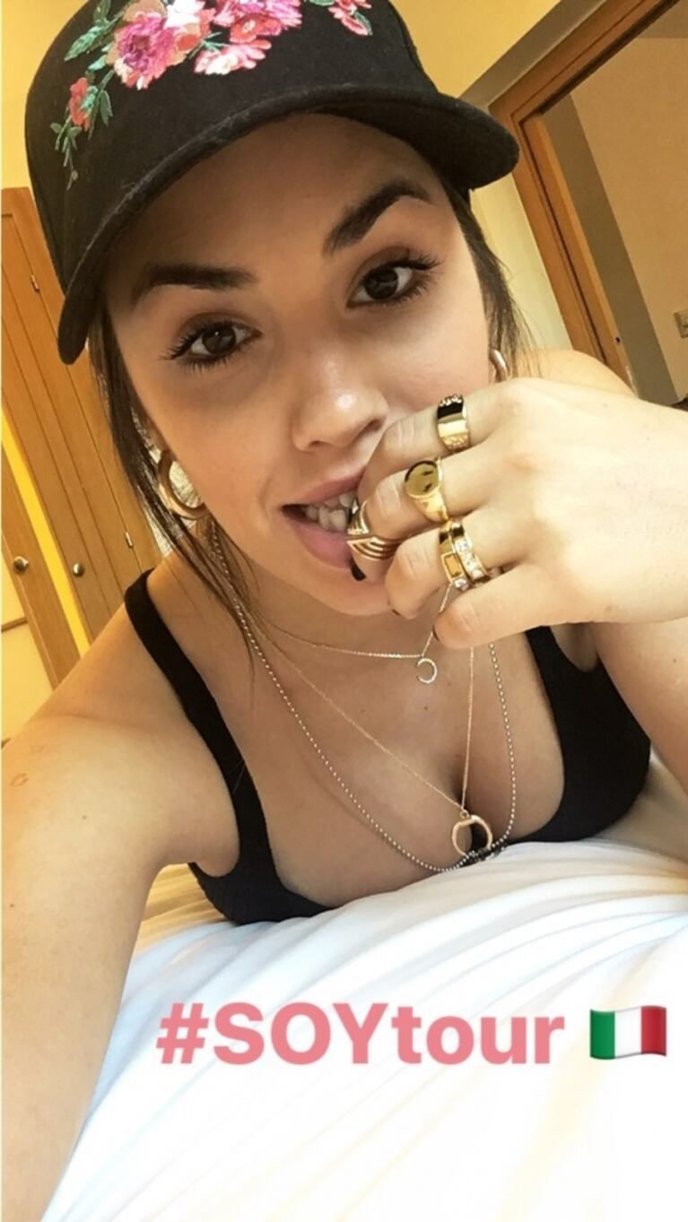 La selfie súper ratonera de Lali Espósito desde la cama... ¡con una remera muy escotada!