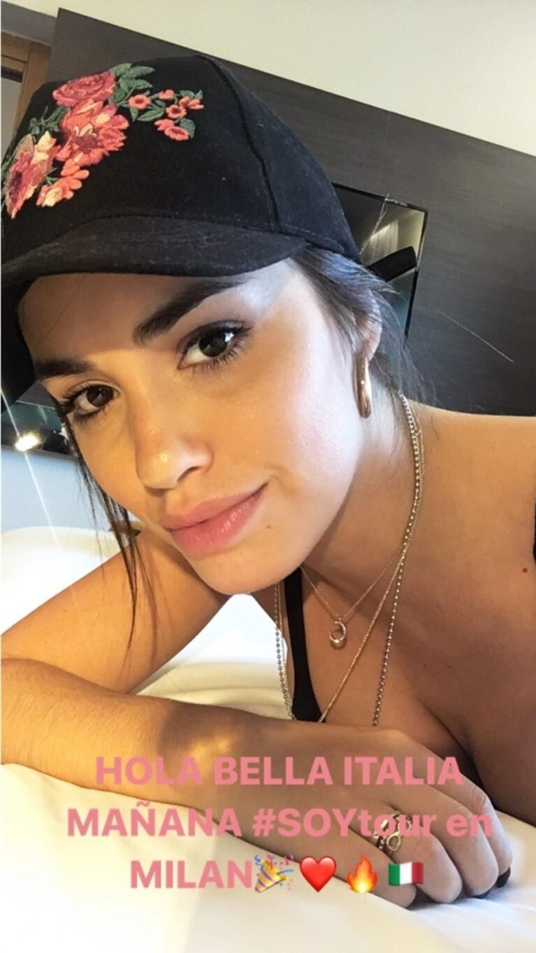 La selfie súper ratonera de Lali Espósito desde la cama... ¡con una remera muy escotada!