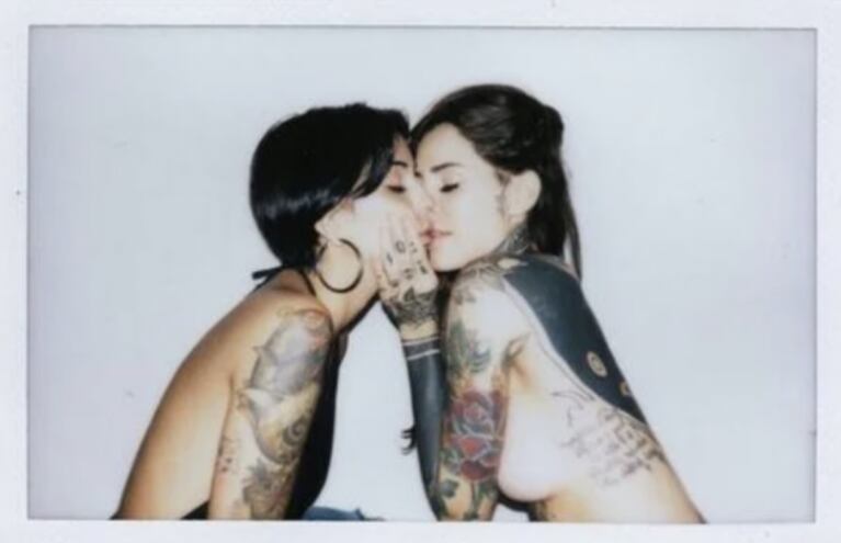 La sensual foto de Cande Tinelli a los besos con una amiga: "A veces, se pica"